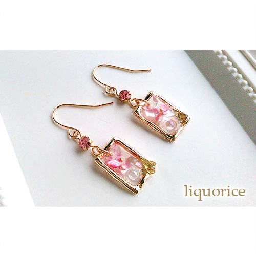 ピンクの小さなフレームのピアス・イヤリング