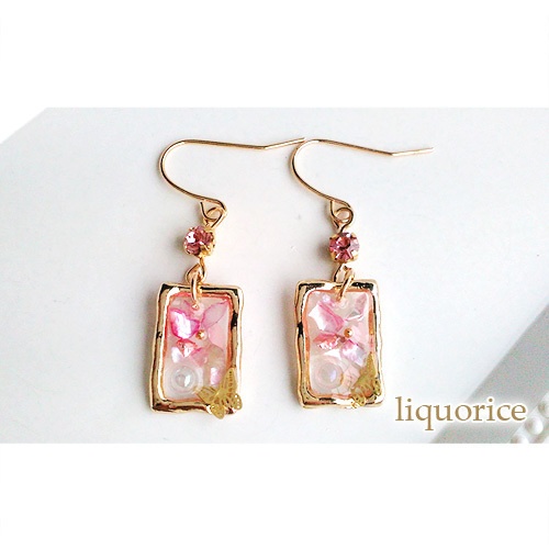 ピンクの小さなフレームのピアス・イヤリング