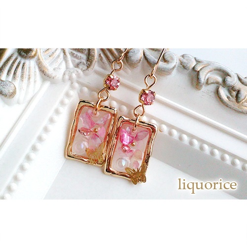 ピンクの小さなフレームのピアス・イヤリング