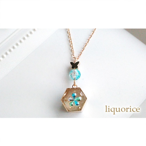 蝶々と六角花のネックレス・ペンダント（水色）