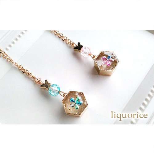 蝶々と六角花のネックレス・ペンダント(ピンク色)