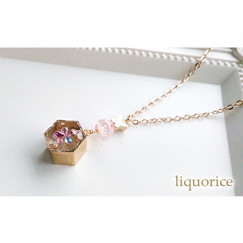 蝶々と六角花のネックレス・ペンダント（ピンク色）