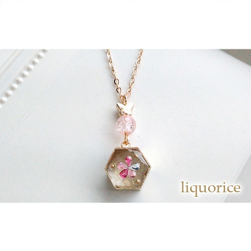 蝶々と六角花のネックレス・ペンダント(ピンク色)