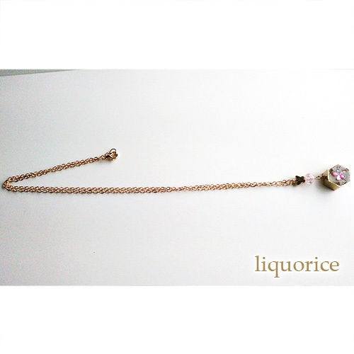 蝶々と六角花のネックレス・ペンダント(ピンク色)