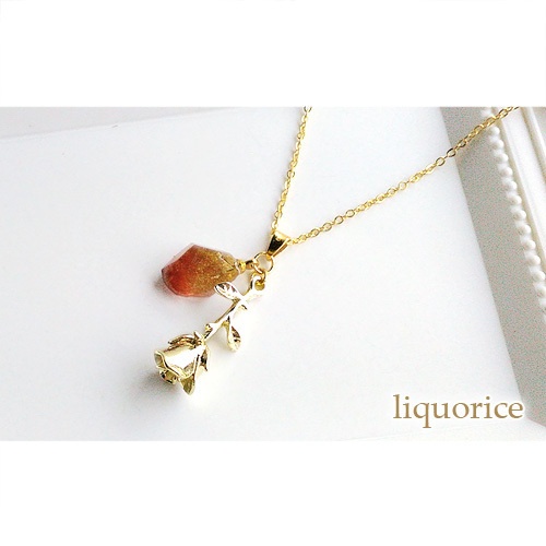 薔薇と琥珀色のクリスタルのネックレス・ペンダント