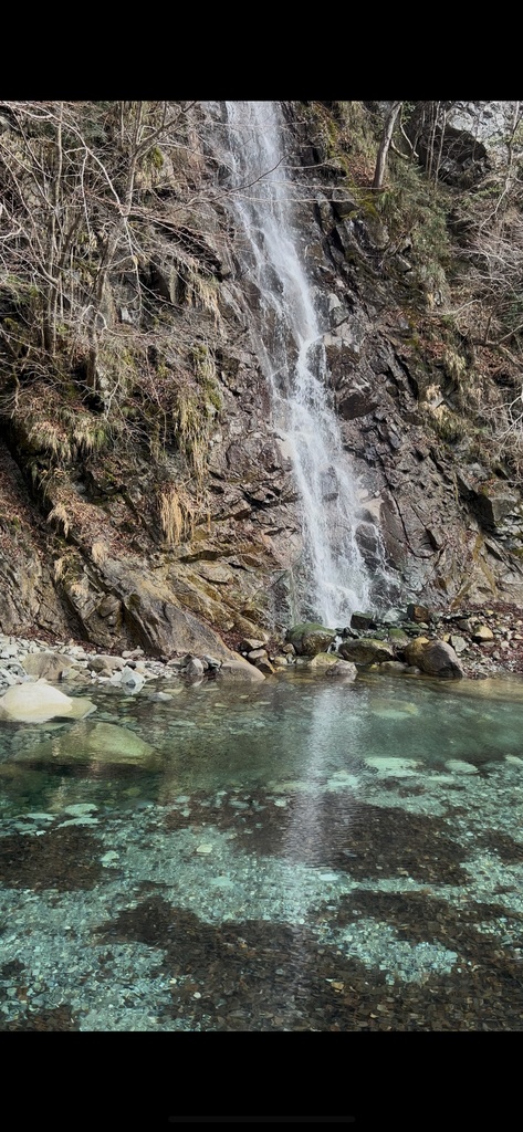 ただ流れている滝｜自然音の短い映像