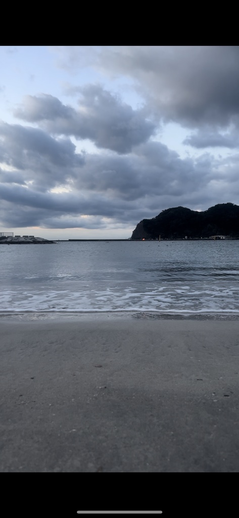 静かな海と重たい雲。 朝の始まりと、何も起こらない時間を切り取った短い映像です。