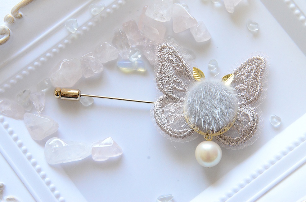 オベロンとブランカイメージのブローチピン（マフラー留め）