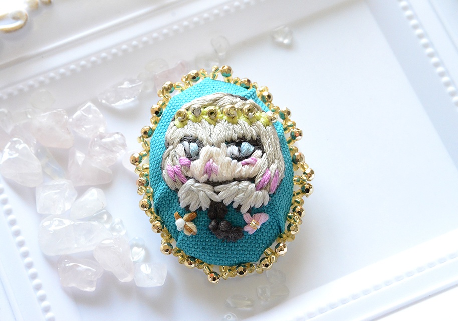 ミニオベロンイメージの刺繡ブローチ
