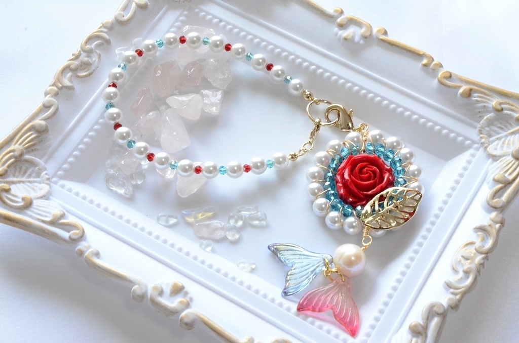 フロイドとリドルのパールと薔薇のバッグチャーム