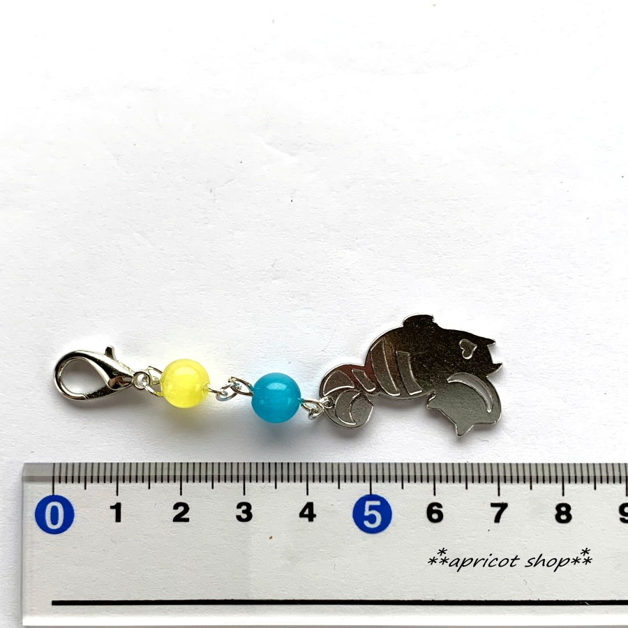 チェシャ猫キーホルダー/イエローキャッツアイと青色キャッツアイ