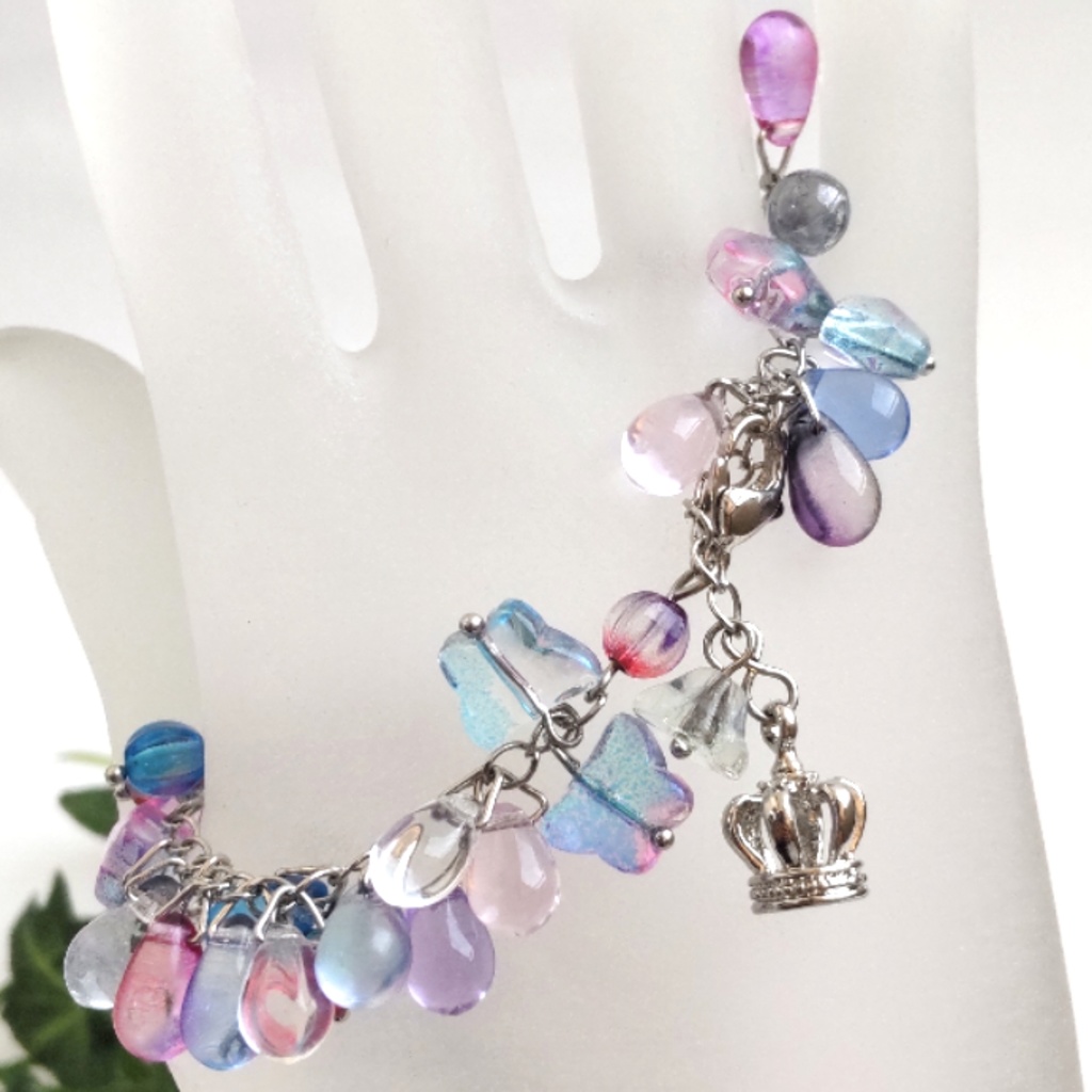 Crossするアンクレット/女王様と花