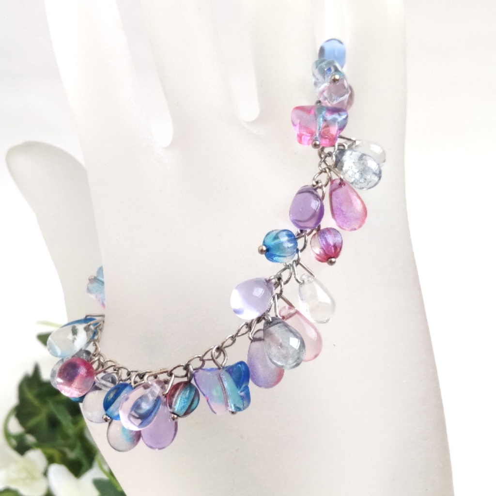 Crossするアンクレット/女王様と花