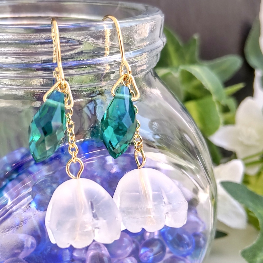 魔法使いの鈴蘭ピアス白