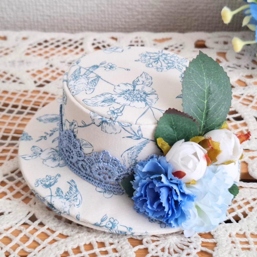 バッグやお洋服に!コサージュみたいなレースと花咲くミニカンカン帽ブローチ