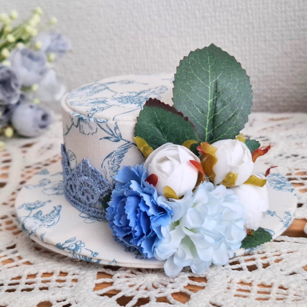 バッグやお洋服に!コサージュみたいなレースと花咲くミニカンカン帽ブローチ