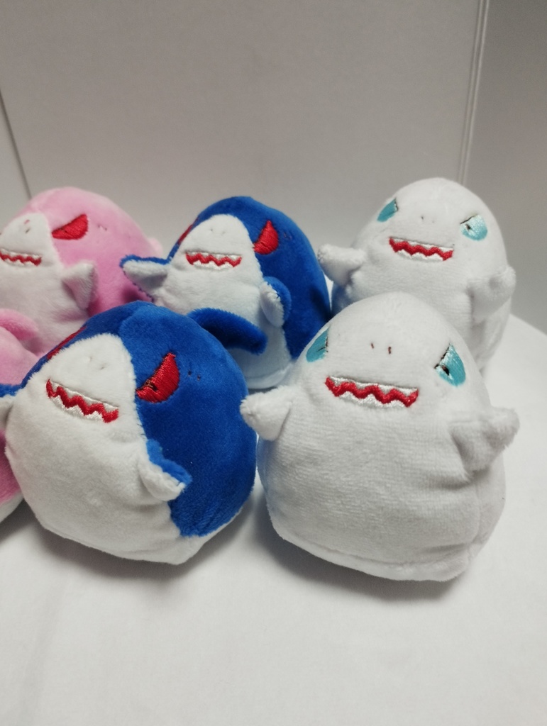 カラーサメぬいぐるみ