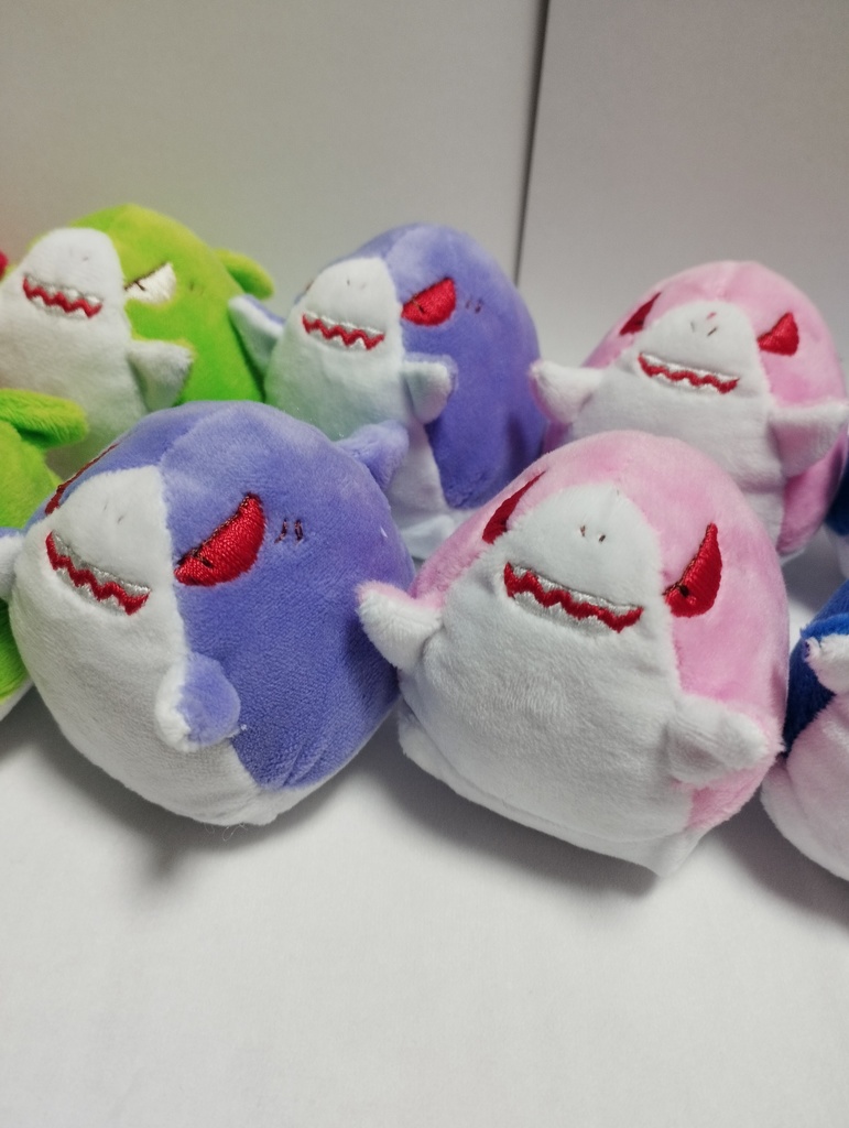 カラーサメぬいぐるみ