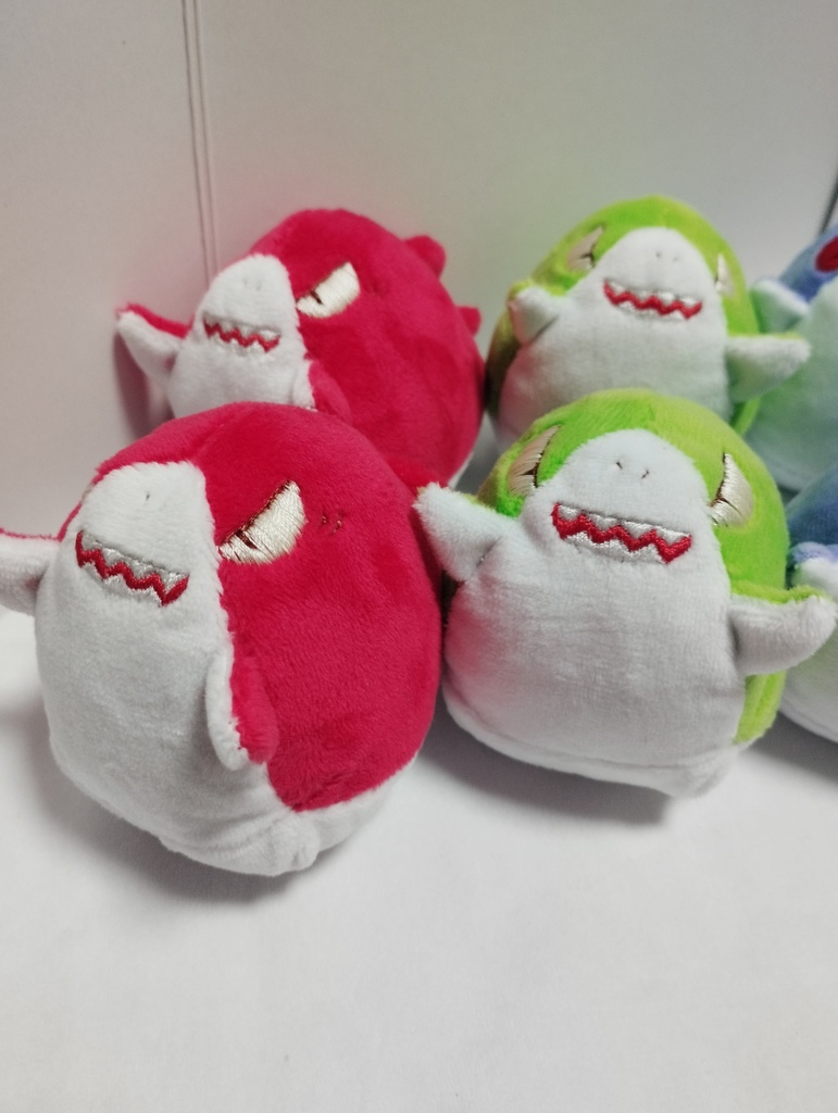 カラーサメぬいぐるみ