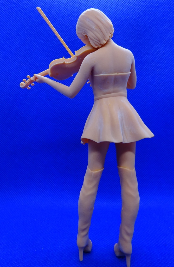1/12 ヴァイオリンを弾く少女