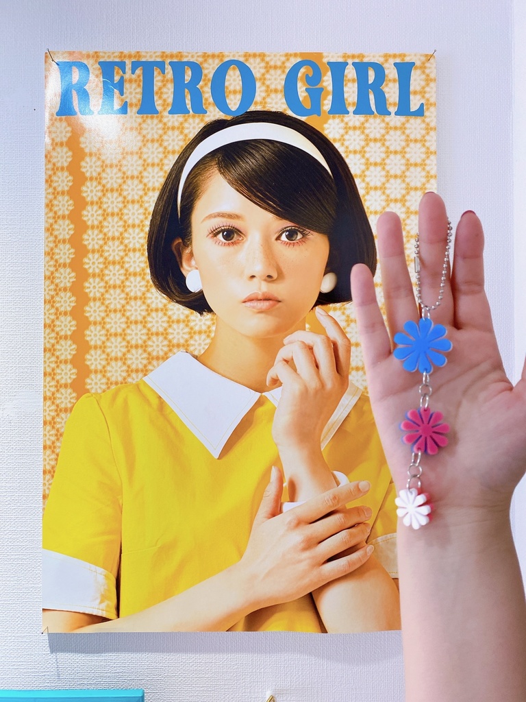 RETRO GIRL作品イメージアクキー２個セット