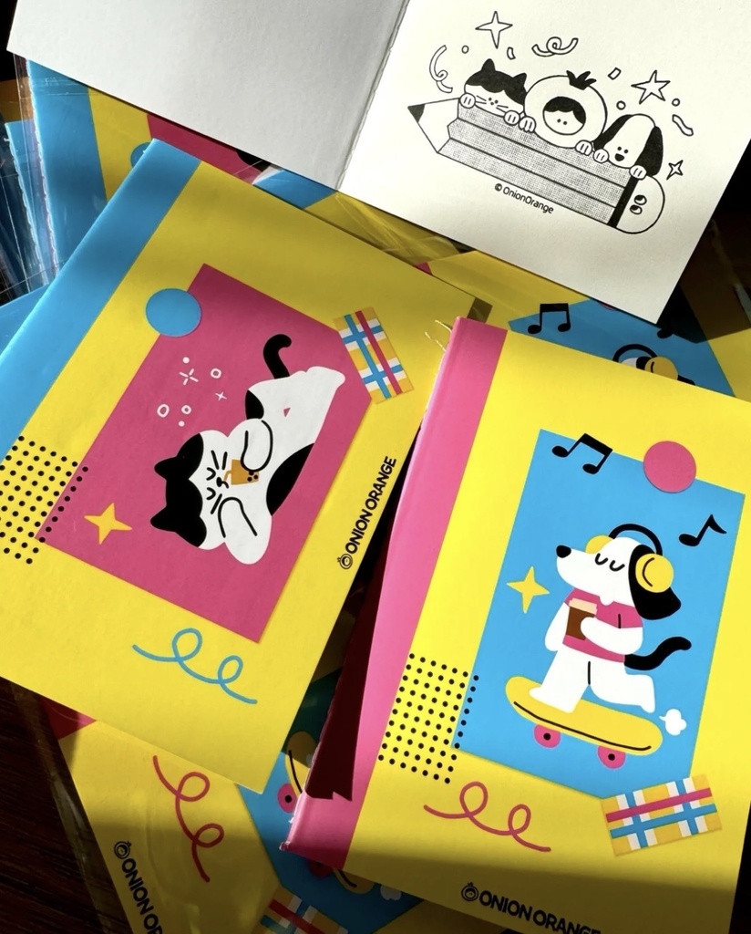 A6 手帳|オリジナルイラスト|猫 × 犬|多巴胺カラー|32ページ(Onion Orange)