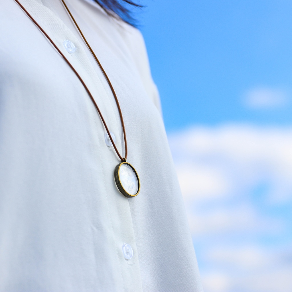 隠れた光のメッセージ/ハートを映し出すペンダント