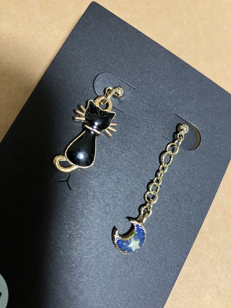 黒猫と三日月ピアス