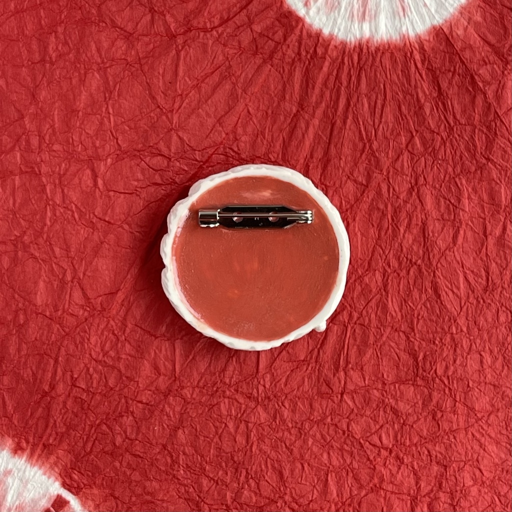 九尾の狐 ブローチ 朱色