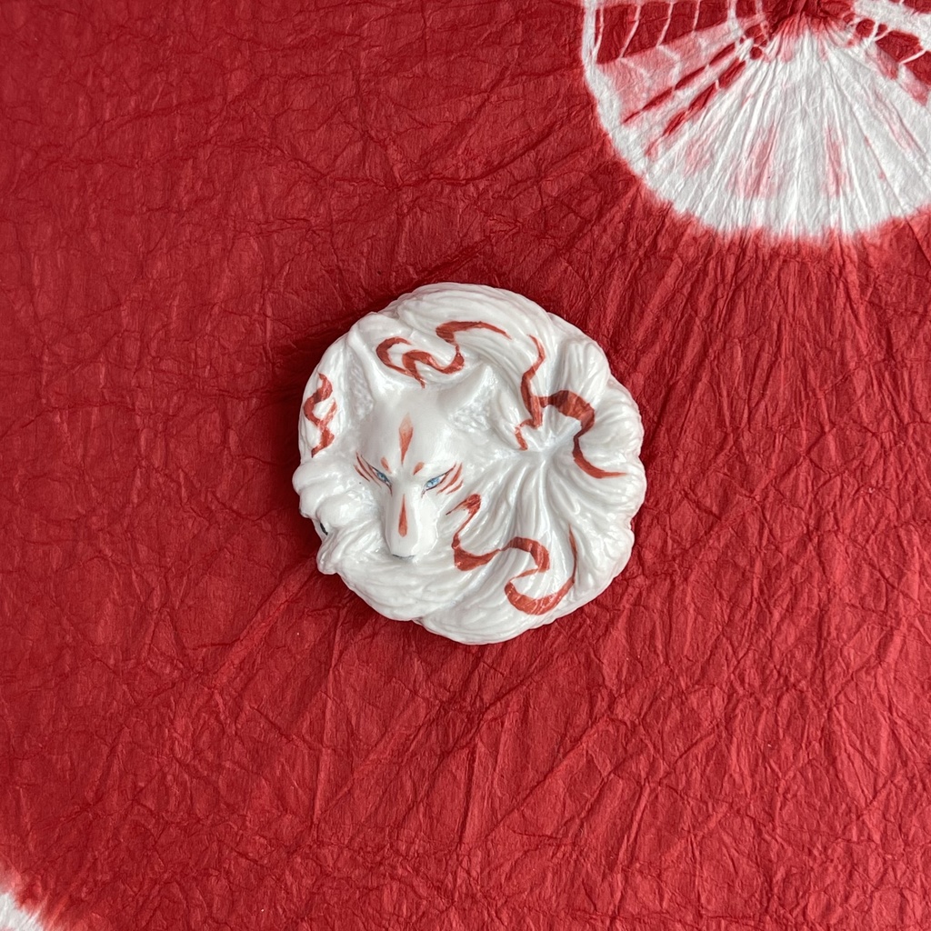 九尾の狐 ブローチ 朱色