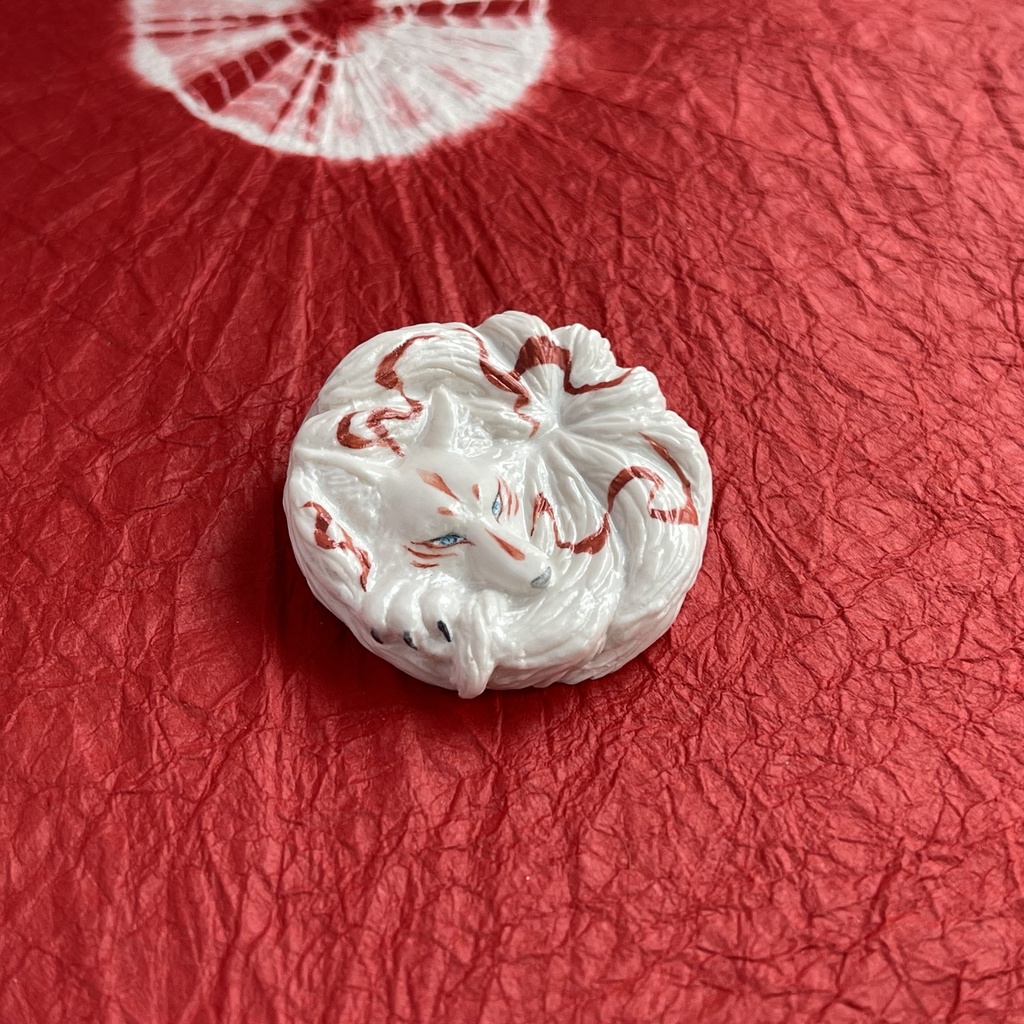 九尾の狐 ブローチ 朱色