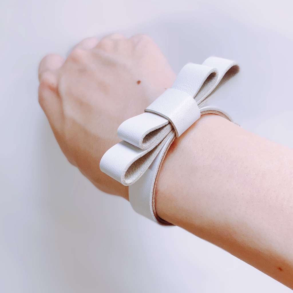 革のリボンブレスレット