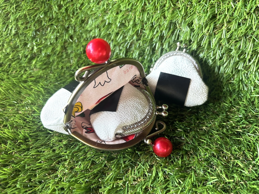 うめぼしおにぎりがま口ポーチ