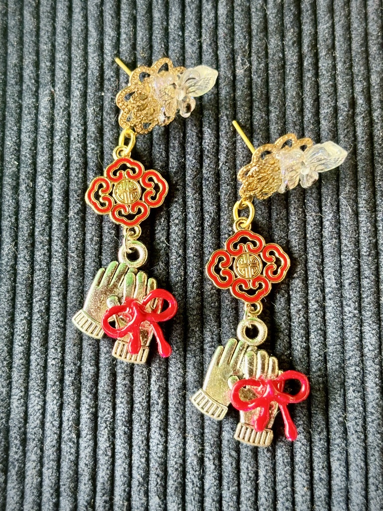 繋がる赤い糸ピアス