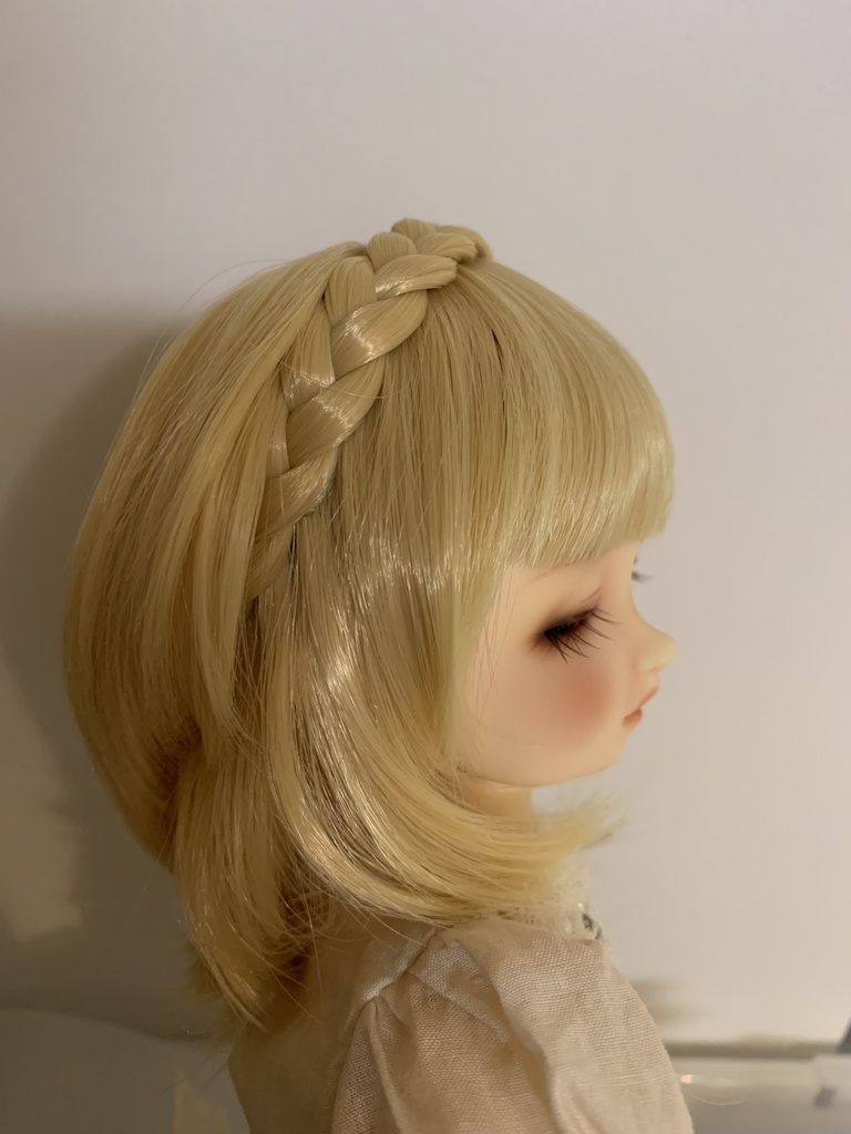 【d】7-8インチ 三つ編みティアラショート ハニーブロンド