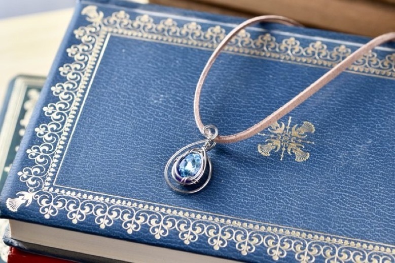 人用サイズ バミューダブルーのペンダント