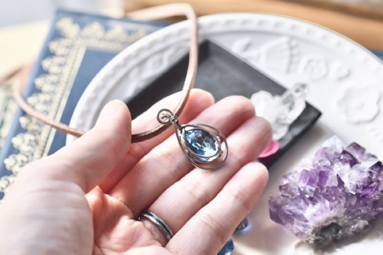 人用サイズ バミューダブルーのペンダント