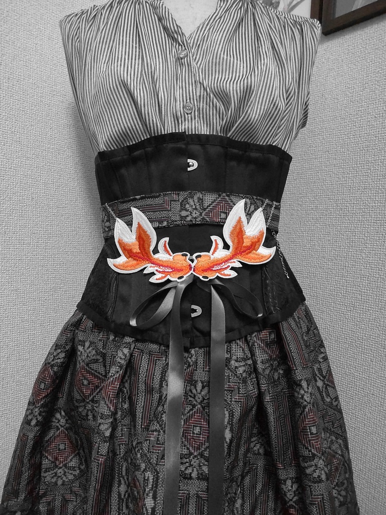 双子の金魚の襟飾り