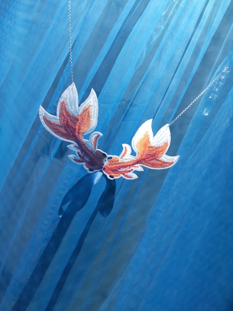 双子の金魚の襟飾り