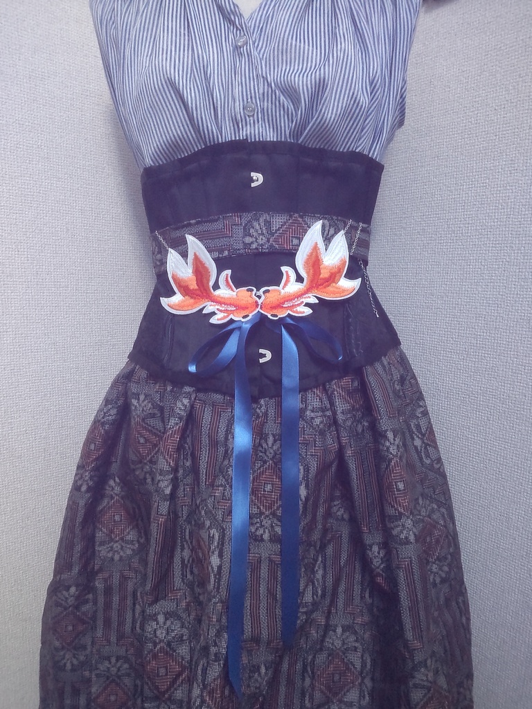 双子の金魚の襟飾り