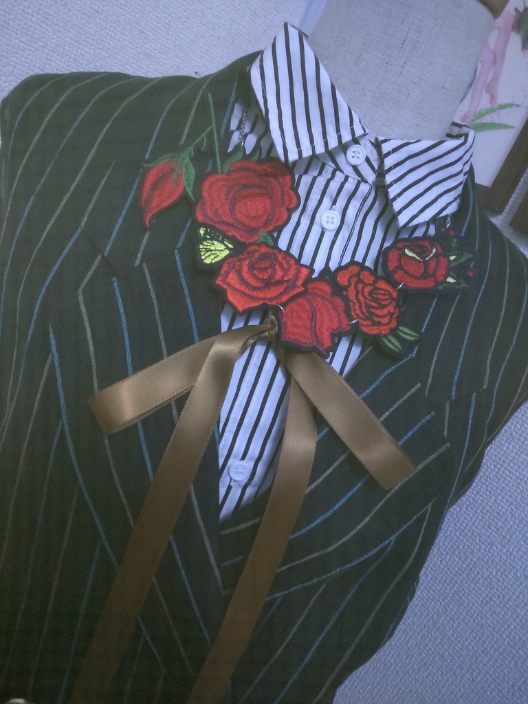 薔薇園の襟飾りB