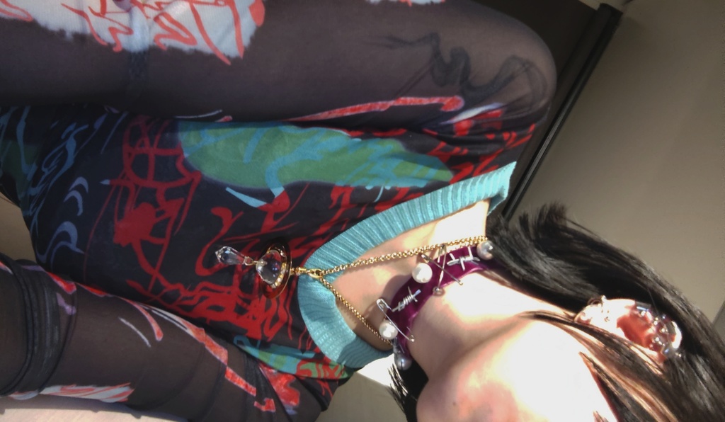 CAUTION PEARL CHOKER