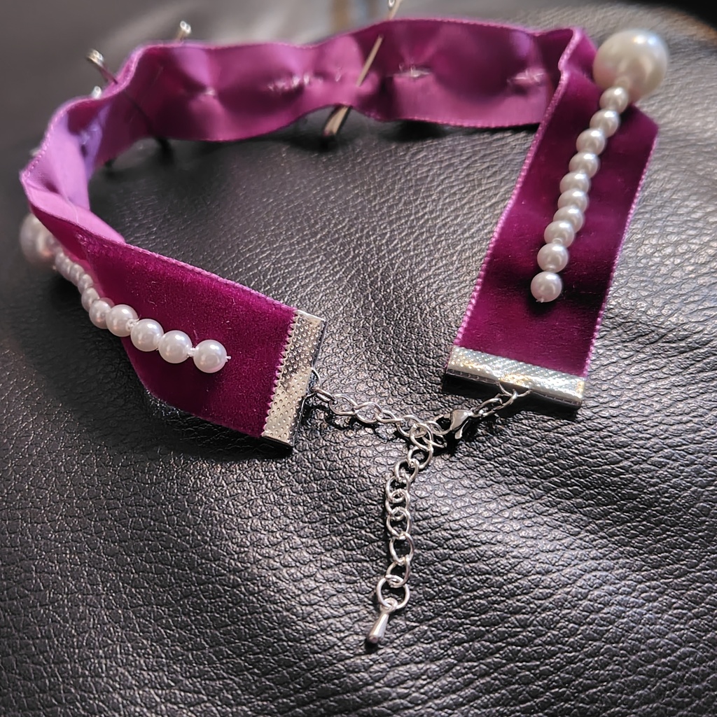 CAUTION PEARL CHOKER