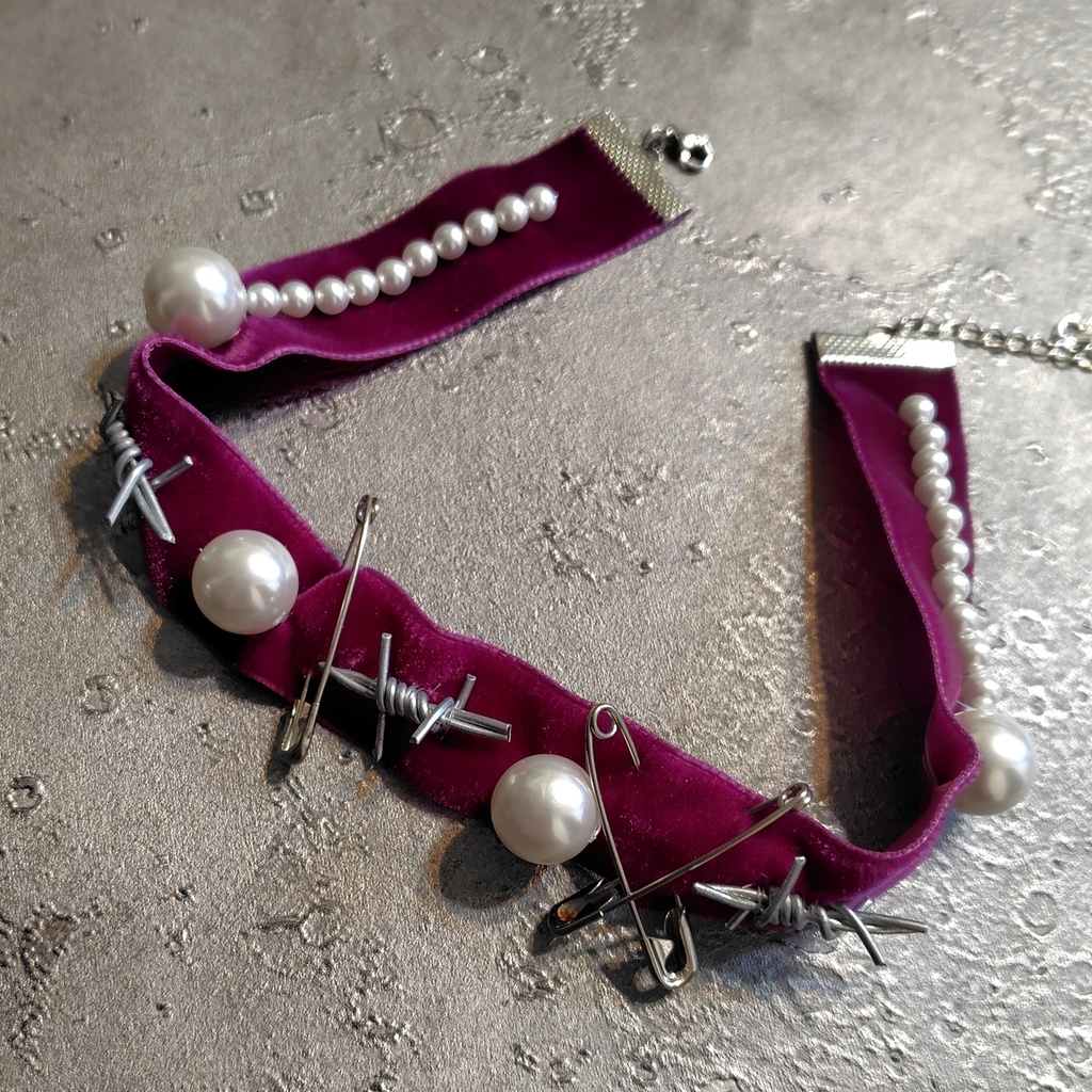 CAUTION PEARL CHOKER