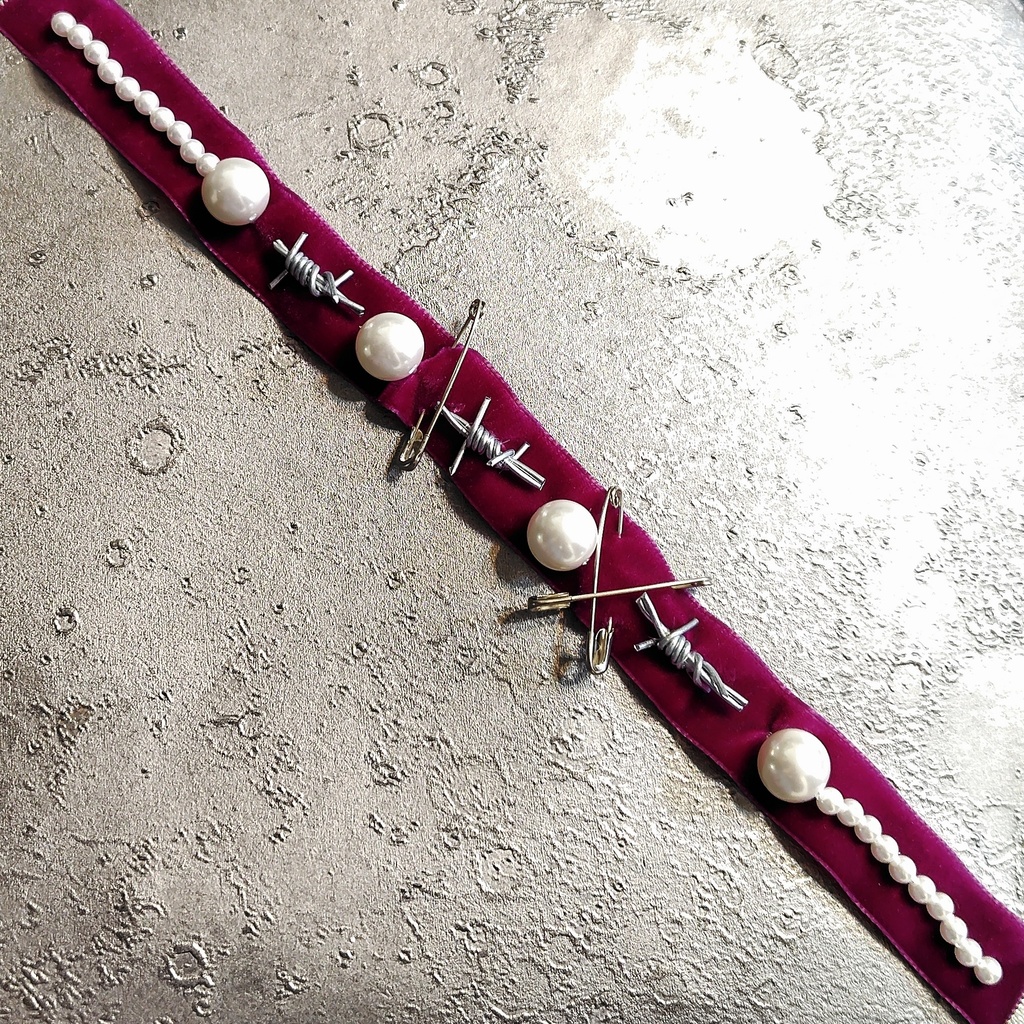 CAUTION PEARL CHOKER