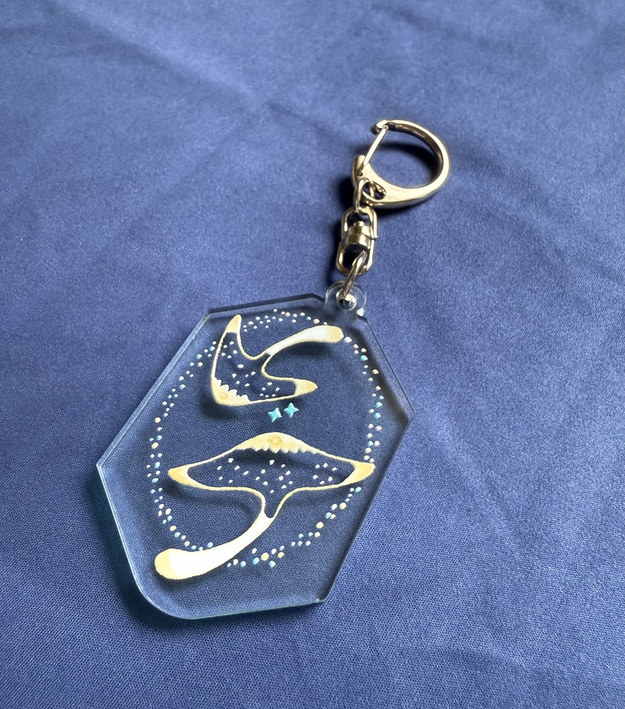 生き物たちのアクリルキーホルダー　書庫の透明マンタ2匹