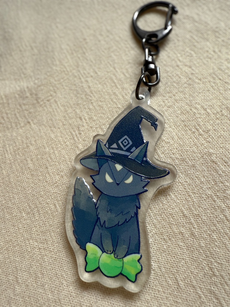 生き物たちのアクリルキーホルダー　ウィッチハットの黒猫