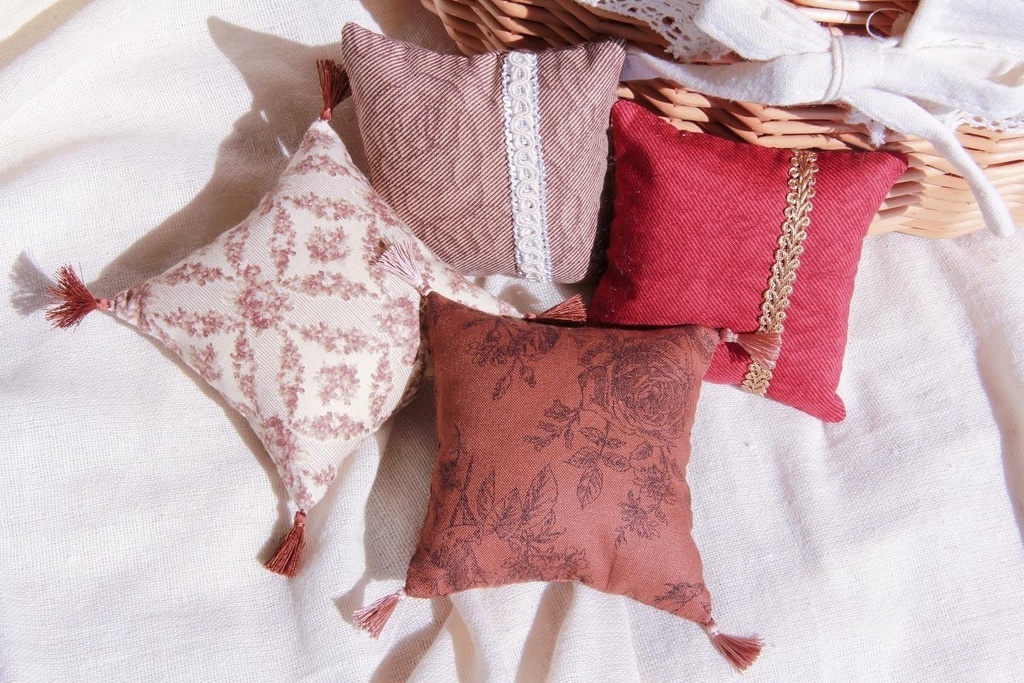 アンティークローズクッション(レッド)