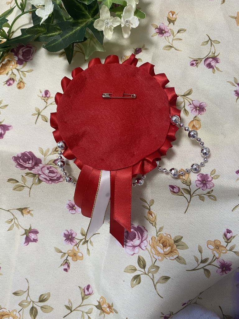 キング&クイーン 赤 ロゼット 缶バッジ