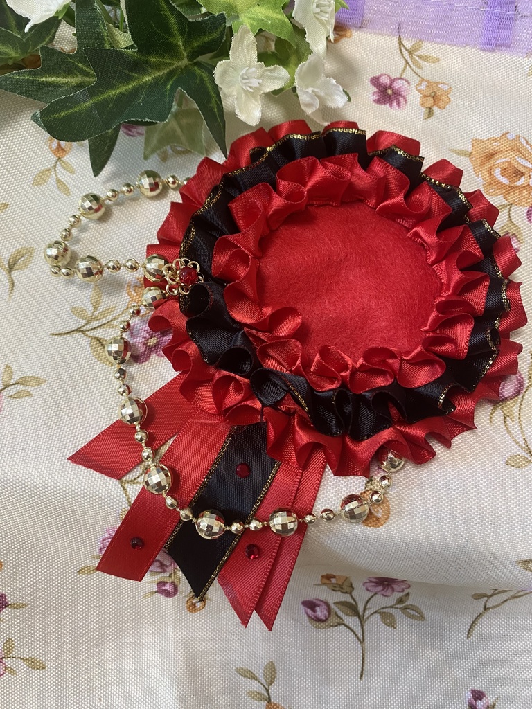 キング&クイーン 赤 ロゼット 缶バッジ